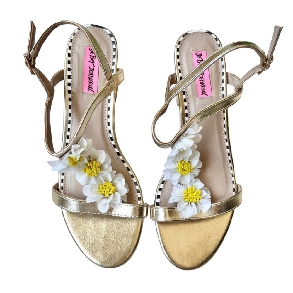 Women’s BETSEY JOHNSON Arden Sandals Gold Floral Heels Shoes - Picture 2 of 5